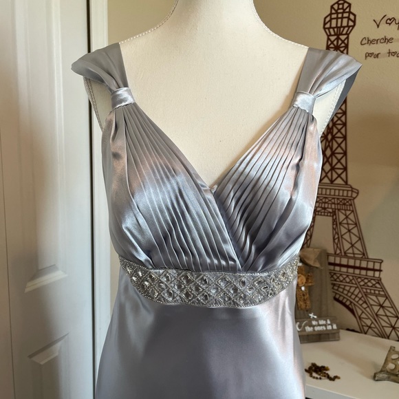 🔥SALE🔥 David's Bridal Satin Silver V-neck Waist Beaded Dress Gown size 2 - Picture 2 of 13